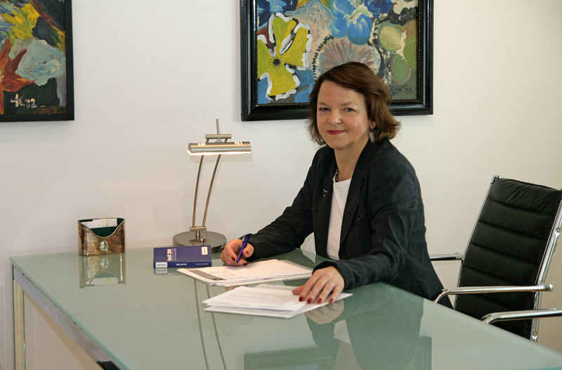 Foto der Rechtsanwältin I. Etlinger am Besprechungstisch in Ihrem Arbeitszimmer